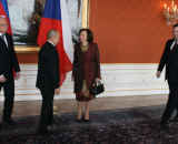 Prezident Klaus přijímá na Hradě kambodžského krále, vpravo kráčí šéf protokolu Jindřich Forejt.
