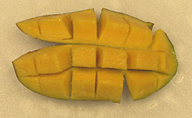 jak se jí mango - krok 3
